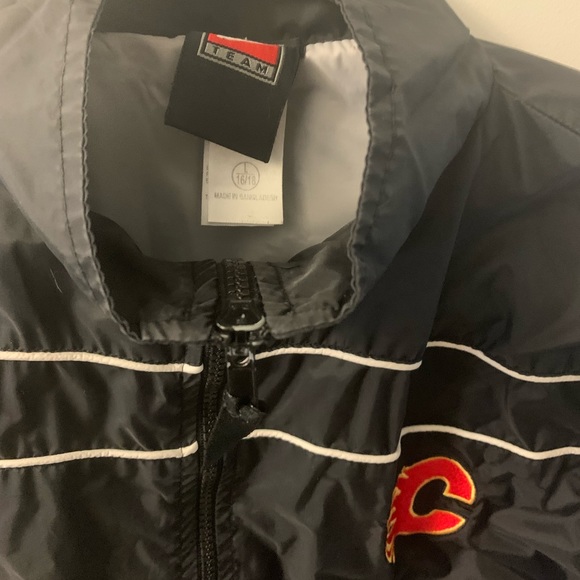Calgary Flames Officially Licensed Nike Team Lightweight Jacket - Picture 8 of 11